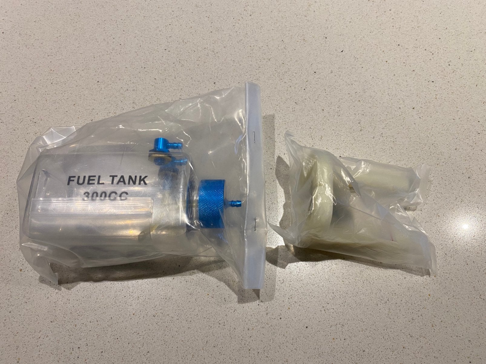 Hangar 9 300cc fuel tank en motorsteun voor 10cc motor, Enlèvement, Neuf