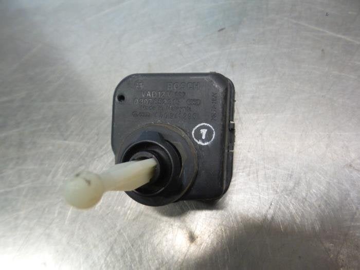 Moteur phare d'un Audi A8 (A8 94-), Autos : Pièces & Accessoires, Éclairage, -, Audi, Utilisé, -