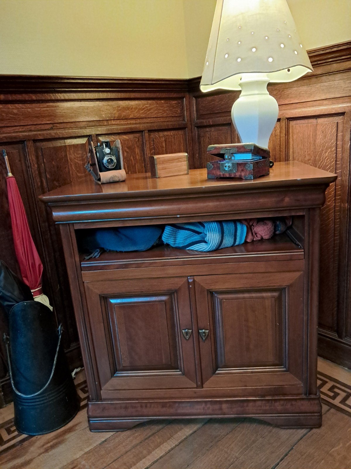 belle armoire en noyer, Maison & Meubles, Armoires | Secrétaires, Enlèvement
