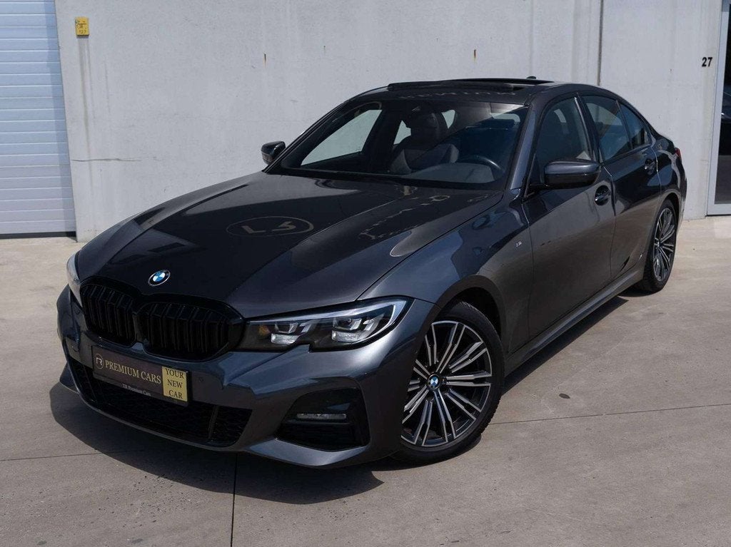 BMW 3 Serie 318i l M-Pack l Sunroof l Camera l Electric Seat, Automaat, Gebruikt, 4 cilinders, Bedrijf