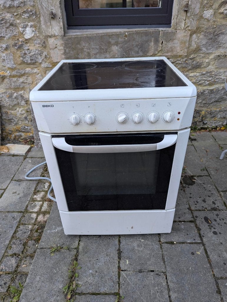 Cuisinière électrique BEKO  4 plaques vitrocéramiques + four, Electroménager, Enlèvement, Utilisé, Électrique, 4 zones de cuisson