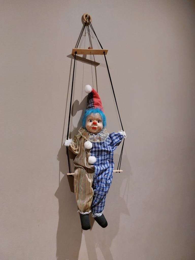 Porseleinen clown, Ophalen