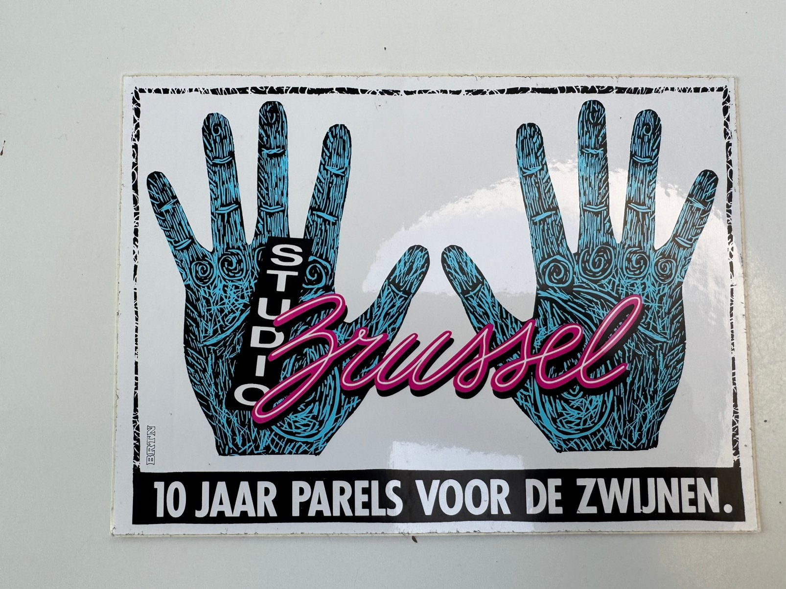 Vintage sticker studio Brussel - parels voor de zwijnen, Ophalen of Verzenden, Nieuw, Film, Tv of Omroep