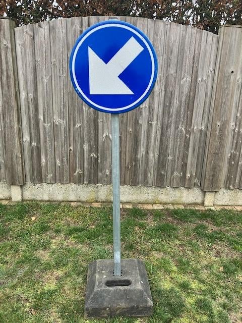 Verkeersbord D1op voet, Doe-het-zelf en Bouw, Overige Doe-Het-Zelf en Bouw, Ophalen, Zo goed als nieuw