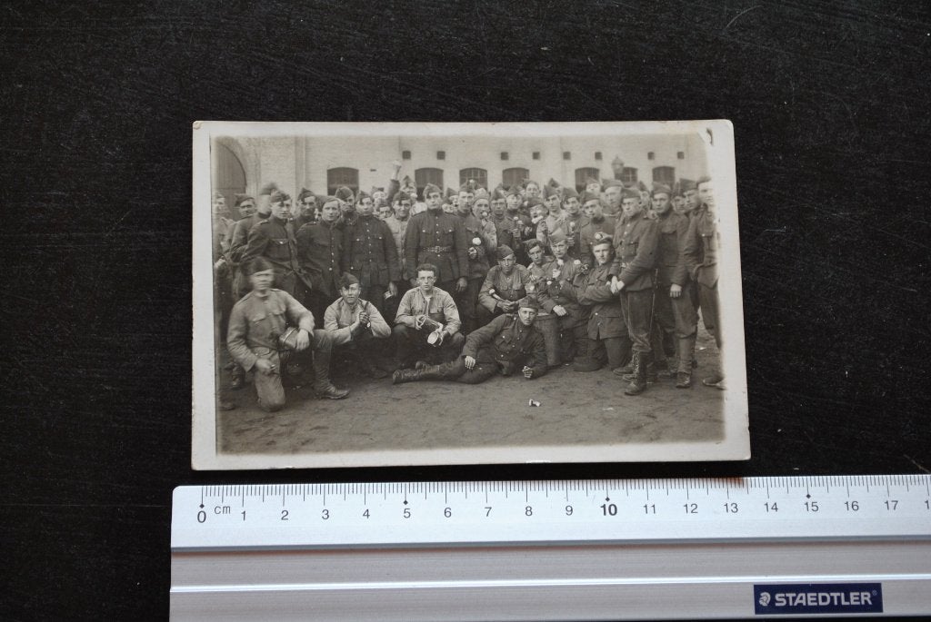 Photo carte Cour de caserne avec groupe de soldats belges, Enlèvement ou Envoi, Autres, Photo ou Poster