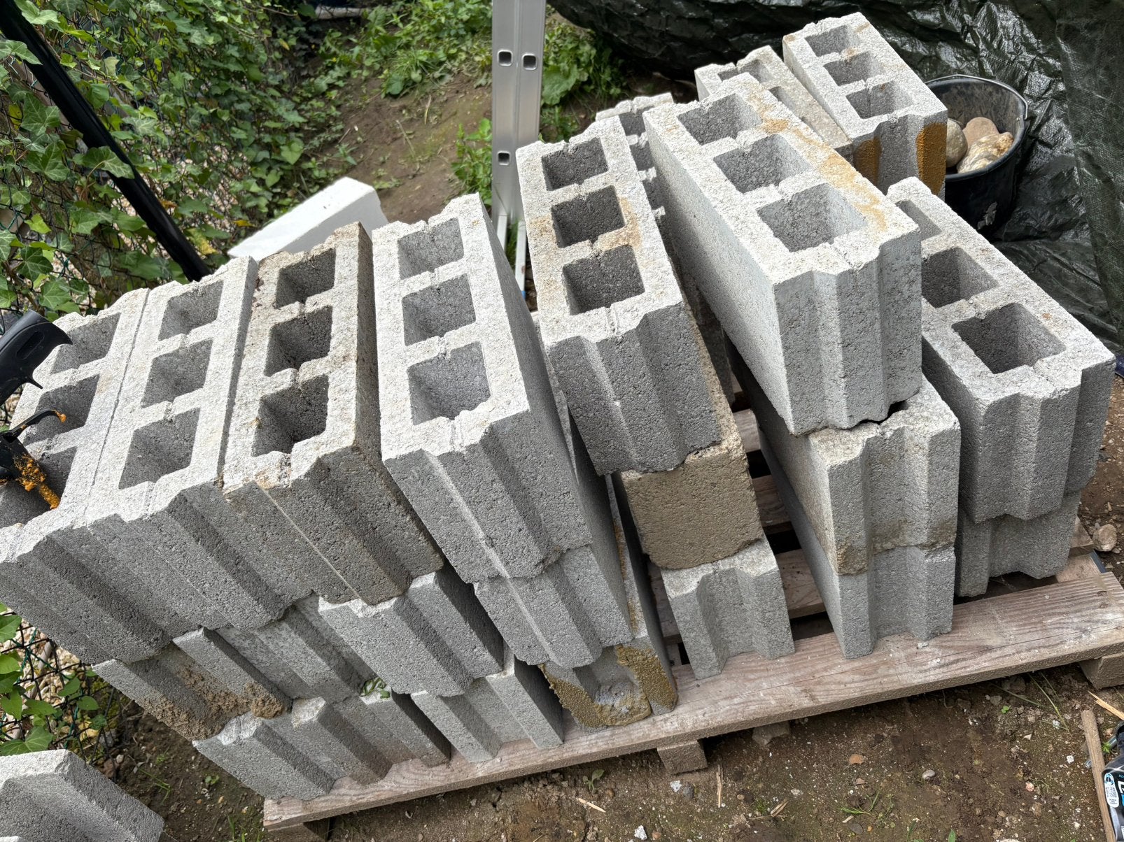 Betonblokken gratis 26 stuks, Ophalen, Zo goed als nieuw