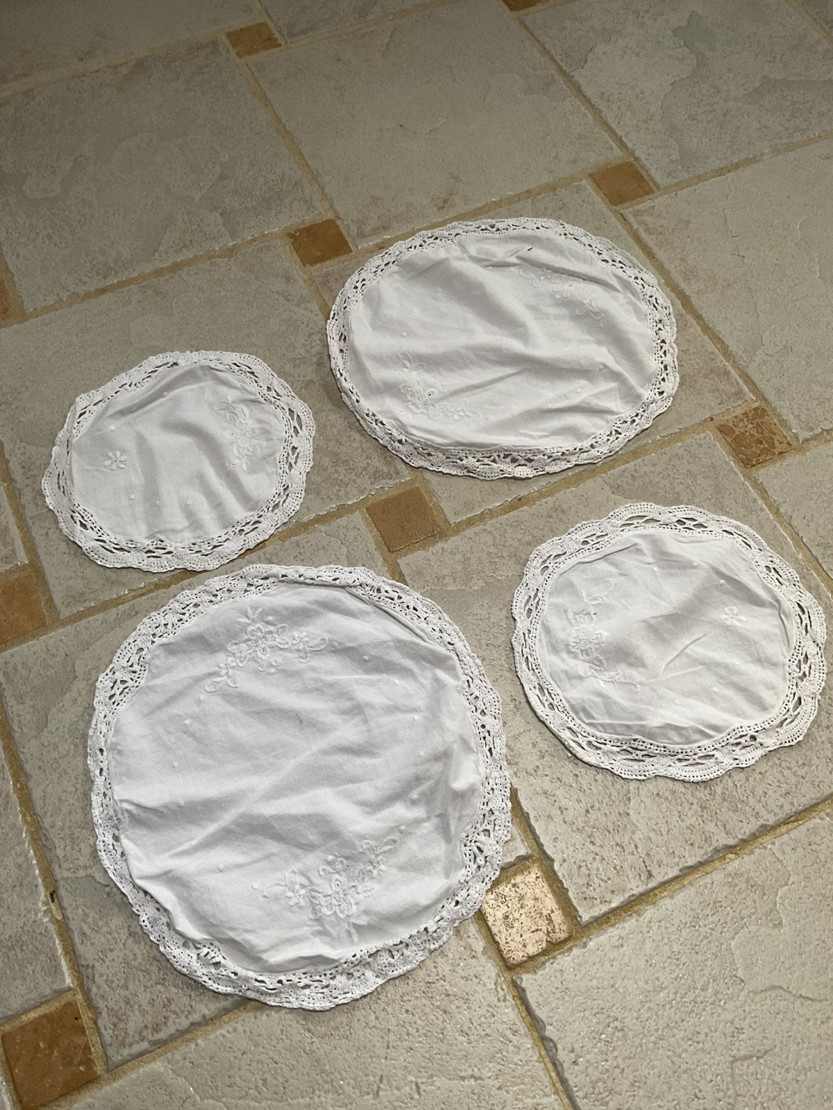 4 sierdoekjes met gehaakte rand, Maison & Meubles, Nappe, Blanc, Enlèvement ou Envoi, Utilisé