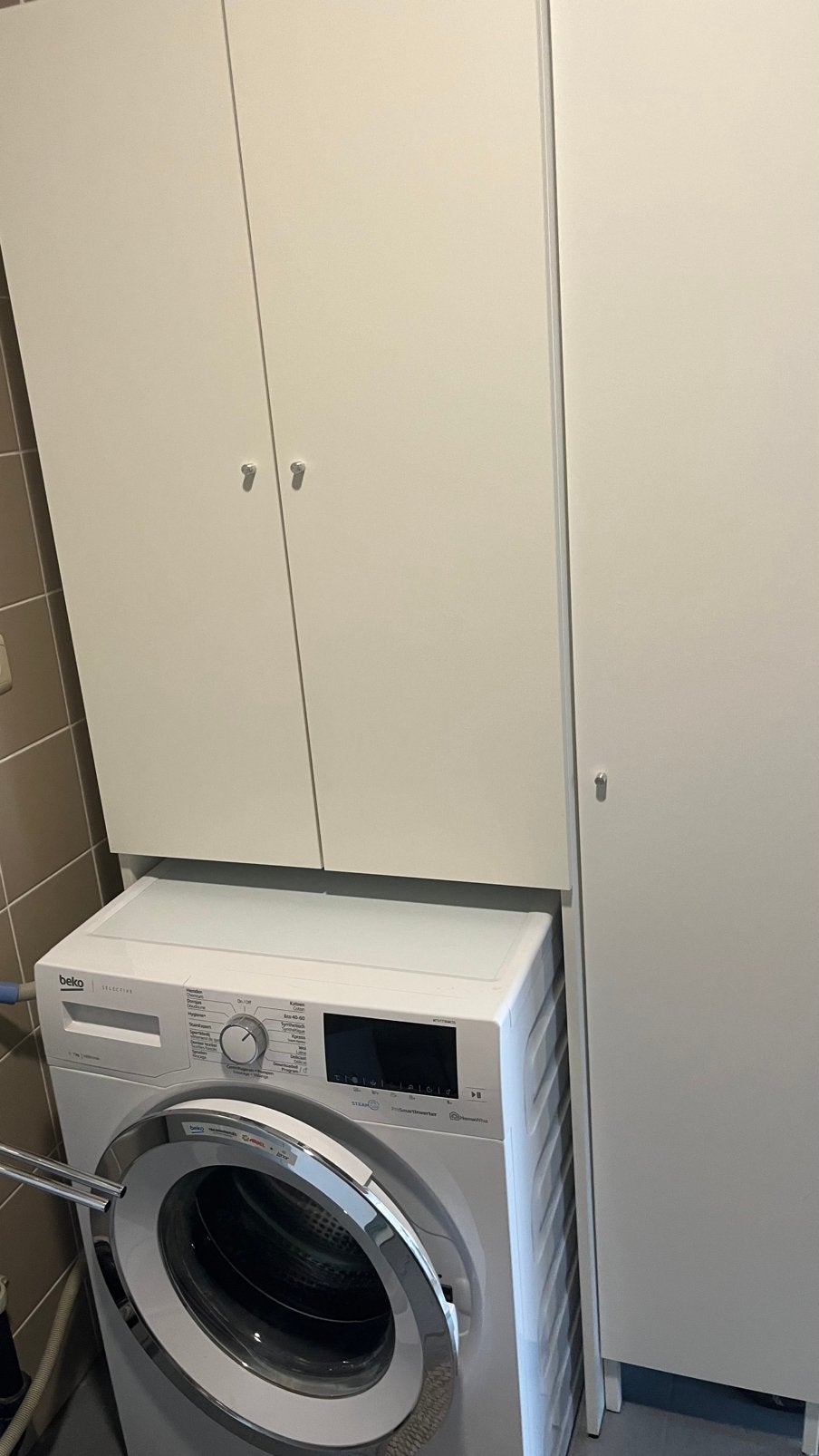 Wasmachine met meubel, Elektronische apparatuur, 6 tot 8 kg, Ophalen, Zo goed als nieuw, 1200 tot 1600 toeren