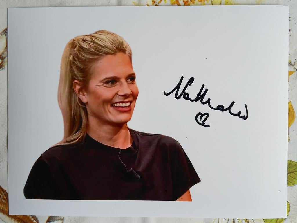 Gesigneerde foto van Nathalie Meskens., Verzamelen, Muziek, Artiesten en Beroemdheden, Verzenden, Gesigneerd