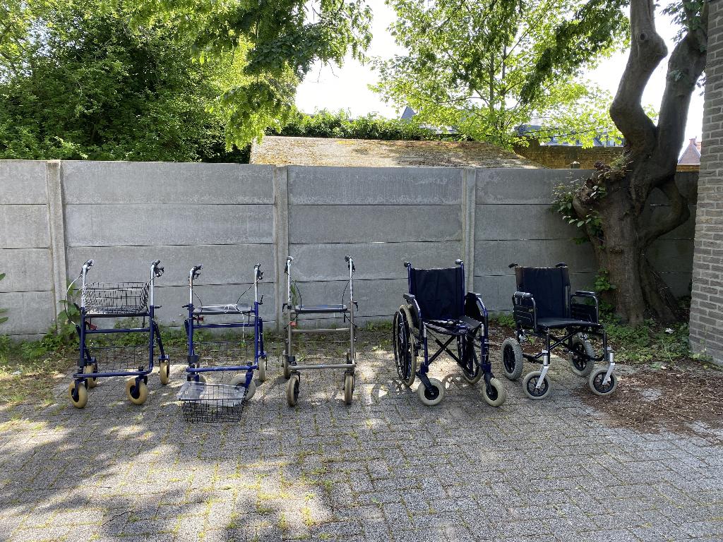 2 rolstoelen en 3 rollators, Ophalen, Inklapbaar, Gebruikt, Duwrolstoel