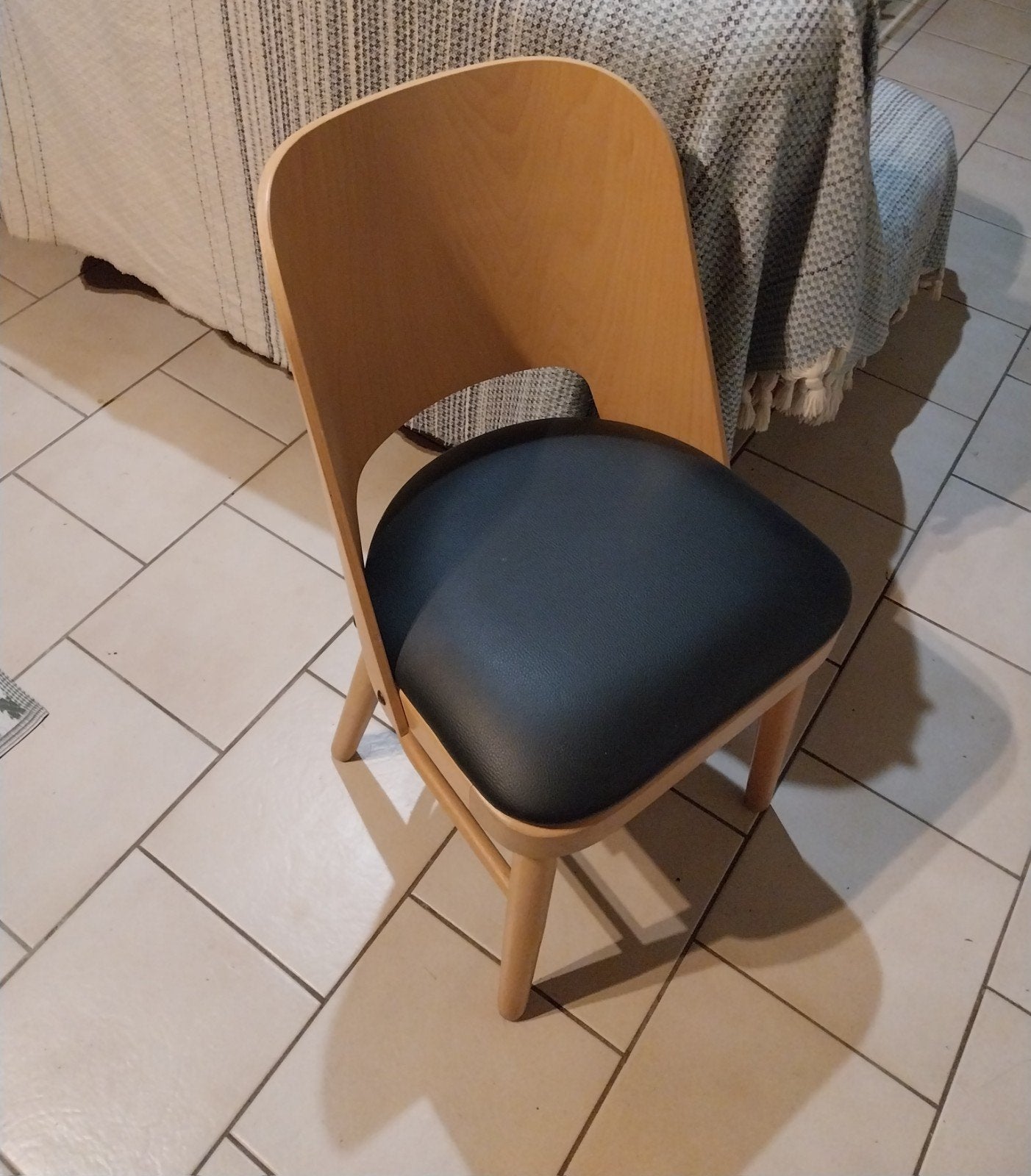 Moderne houten design stoel met zwart kunstlederen zitting (, Ophalen, Zo goed als nieuw