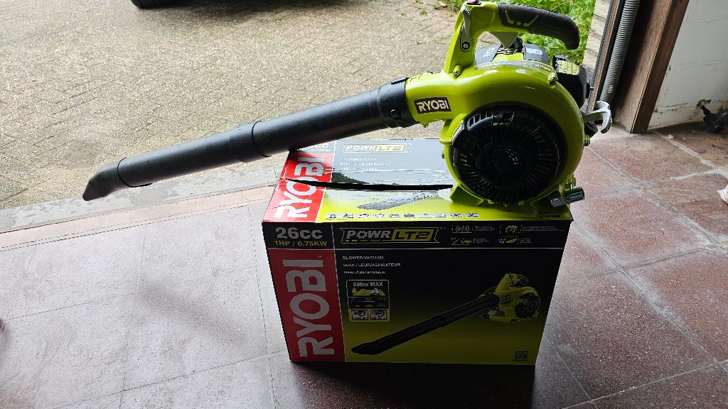 Bladblazer bladzuiger op benzine Ryobi 26cc, Ophalen, Benzine, Handgedragen, Zo goed als nieuw