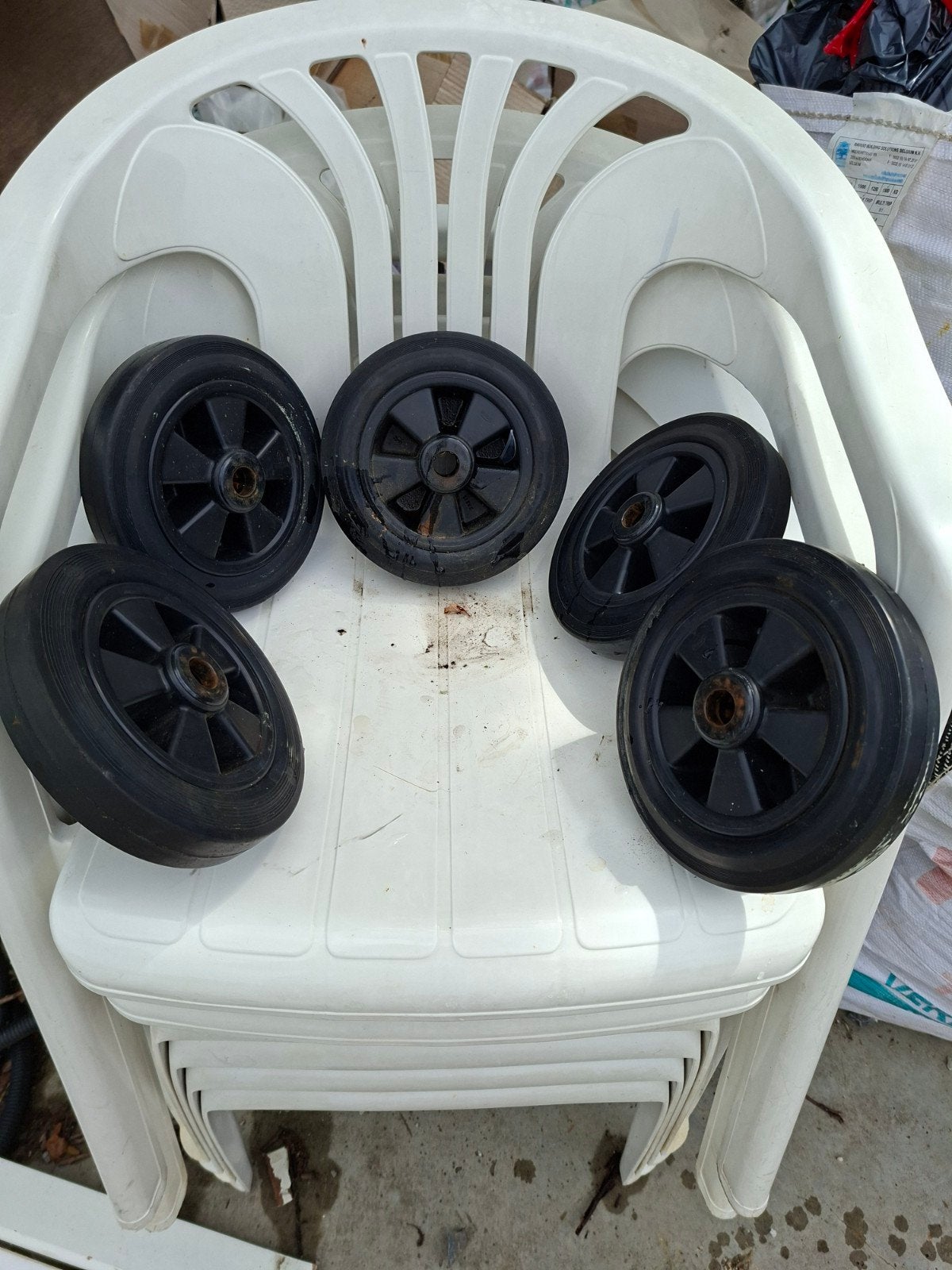 5 roues en plastique très résistantes, Enlèvement, Utilisé