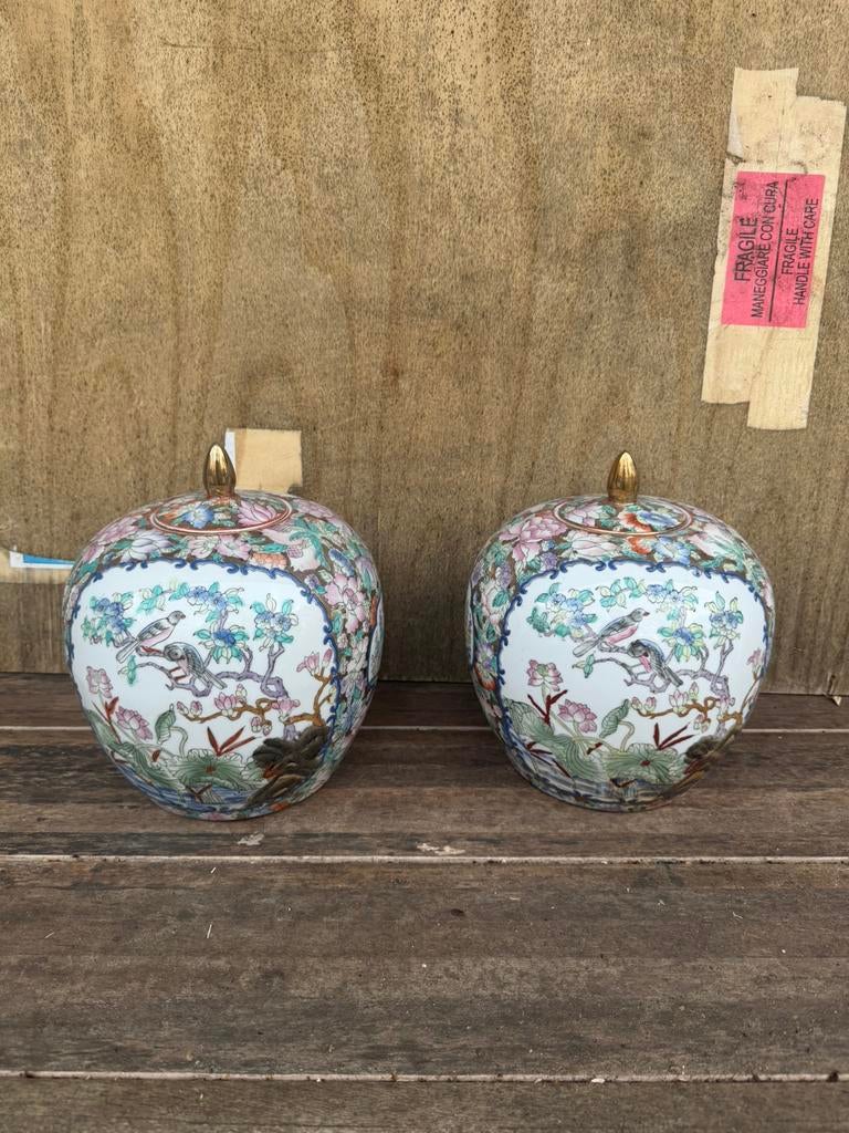 Paire de pots couverts en porcelaine asiatique, Enlèvement