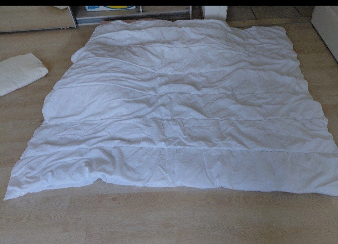 couette pour lit de 1m40.
1m85 par 1m65
J'ai aussi des draps, Enlèvement