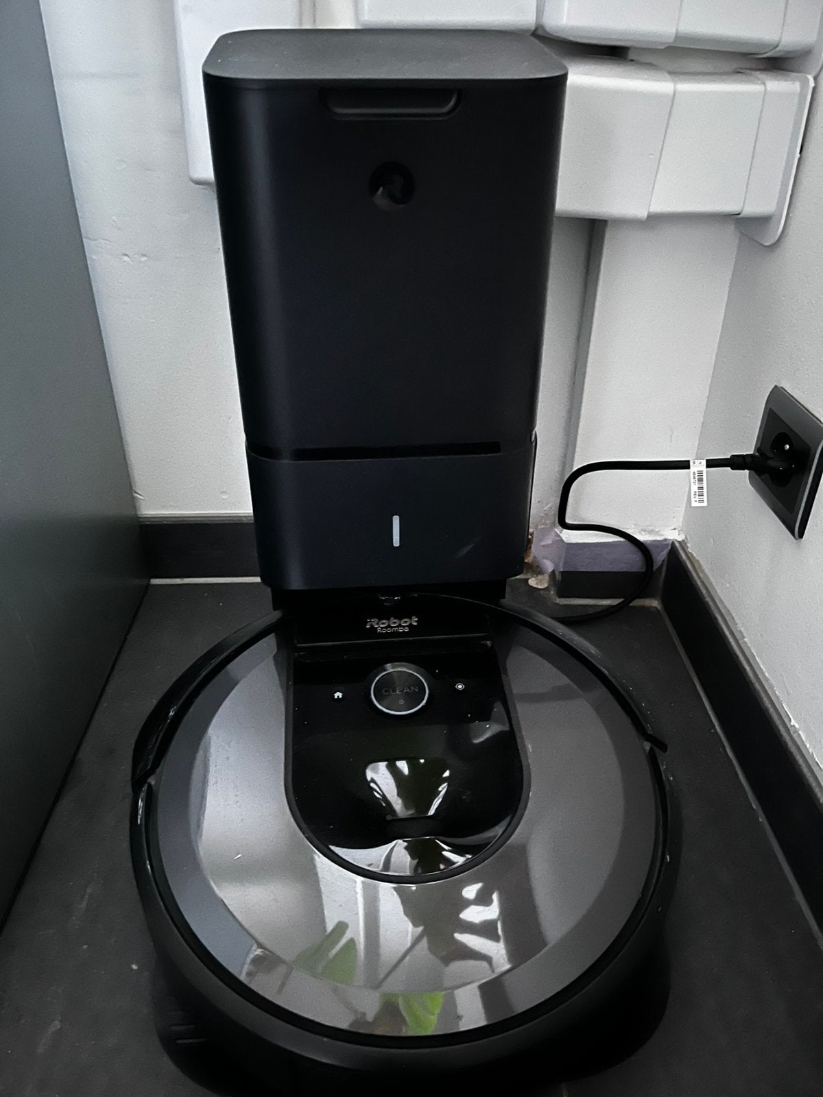 2x iRobot Roomba i7+ met Clean Base + Virtual Wall, Electroménager, Aspirateurs, Enlèvement, Utilisé, Contrôlable via application