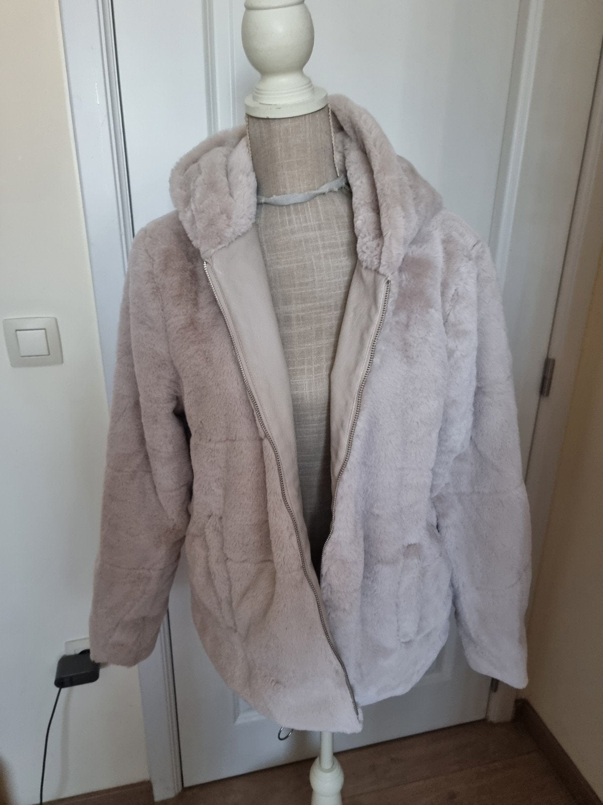 LolaLiza faux‑fur jas – maat 46 – perfecte staat, Kleding | Dames, Grote Maten, Lola & Liza, Beige, Nieuw, Ophalen of Verzenden