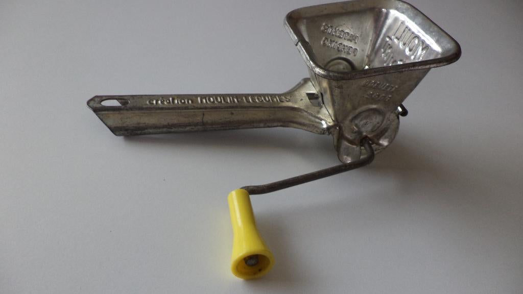 Retro Mouli Parsmint kruidenmolen, Ophalen, Gebruikt, Zilver, Snijmachine