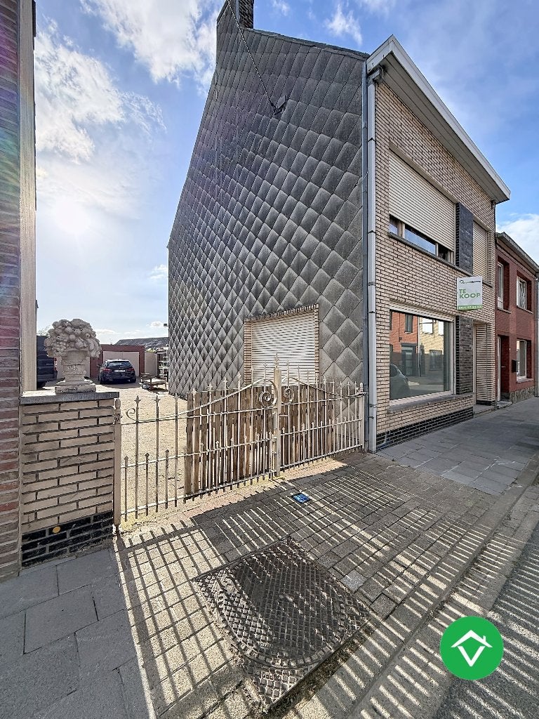 Woning met 3 slaapkamers en 2 garages te Eernegem, Eernegem, 500 tot 1000 m², 3 kamers, Hoekwoning