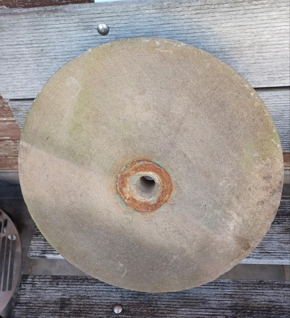 Rode slijpsteen, afmeting 38cmx7cm., Ophalen