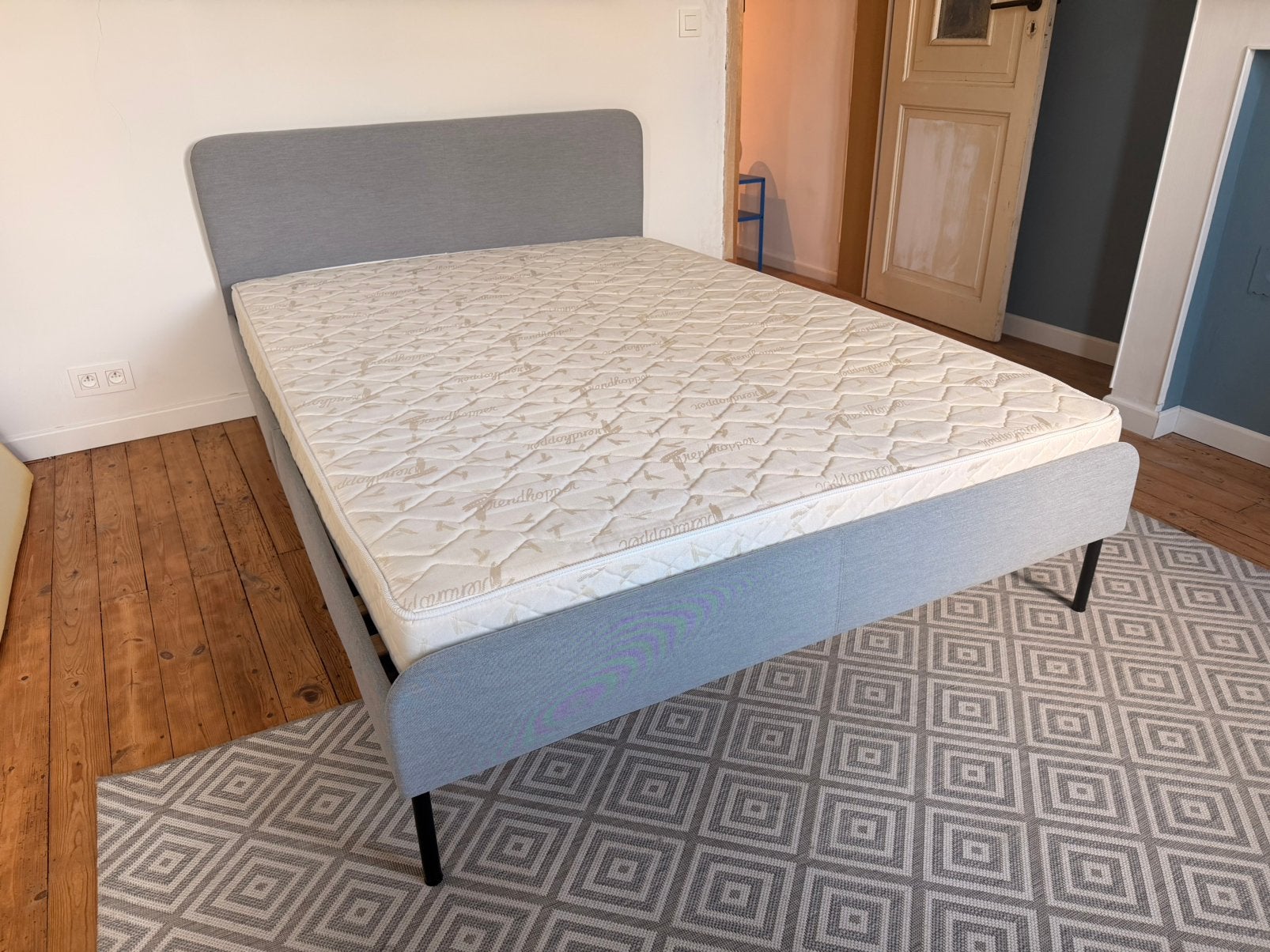 Bedpakket 140x200 cm – IKEA bedframe, matras en topdek, Ophalen, Zo goed als nieuw, Grijs, 200 cm