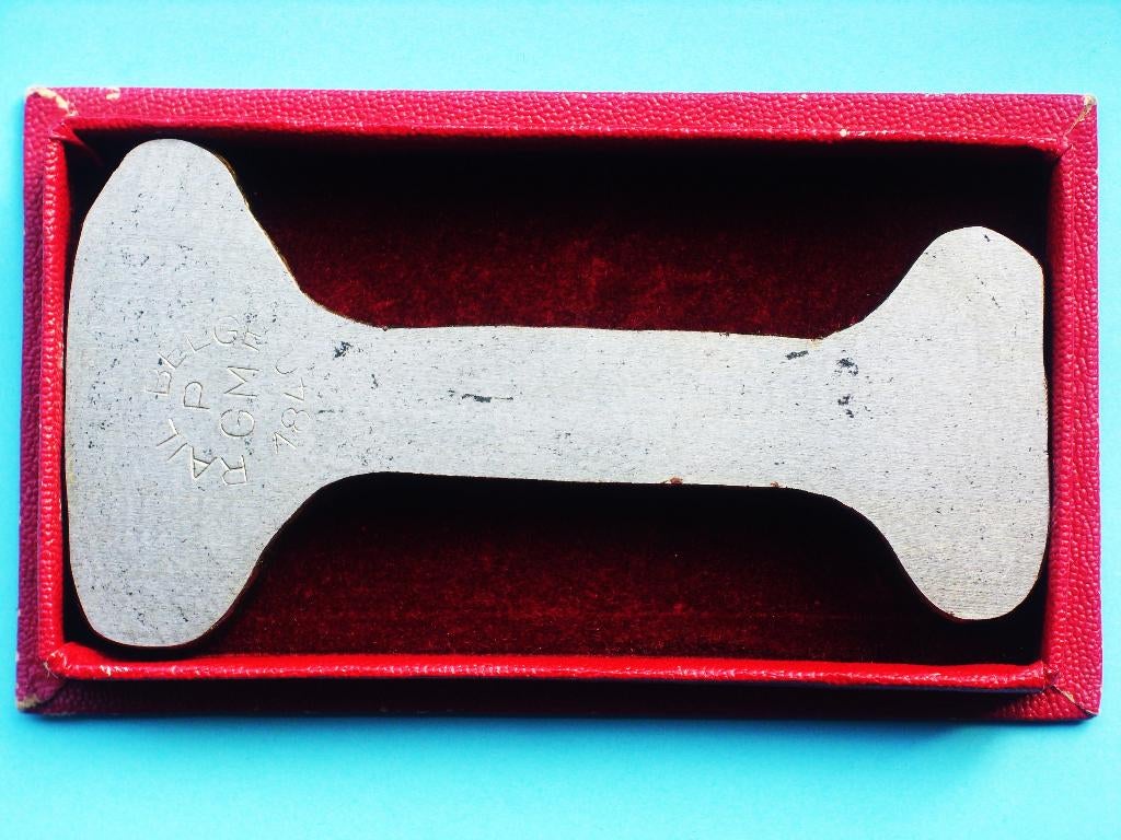Portion de rail de train belge 1840 en écrin dorures à chaud, Envoi, Utilisé, Train, Autres types