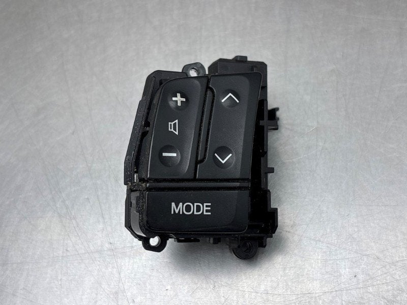 COMMANDE DE RADIO AU VOLANT Toyota Verso S (01-2010/10-2016), Dhr. M. Roggen, Toyota, Stadsweg 37 37
9917 PV  WIRDUM GR., NL, Utilisé