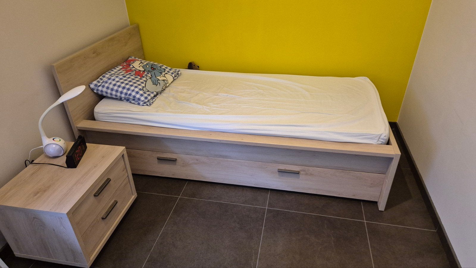 Lit , sommier, matelas et commode