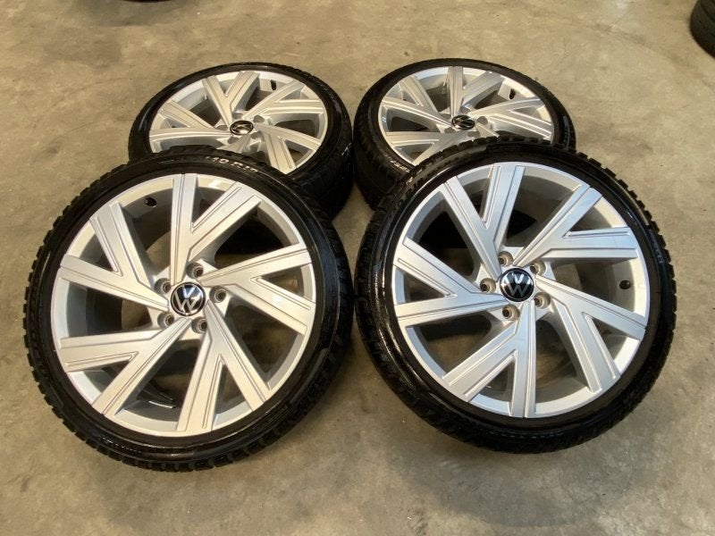 18 inch originele Bergamo velgen + winterbanden VW Golf 8 5H, Auto-onderdelen, 18 inch, Gebruikt, -, -