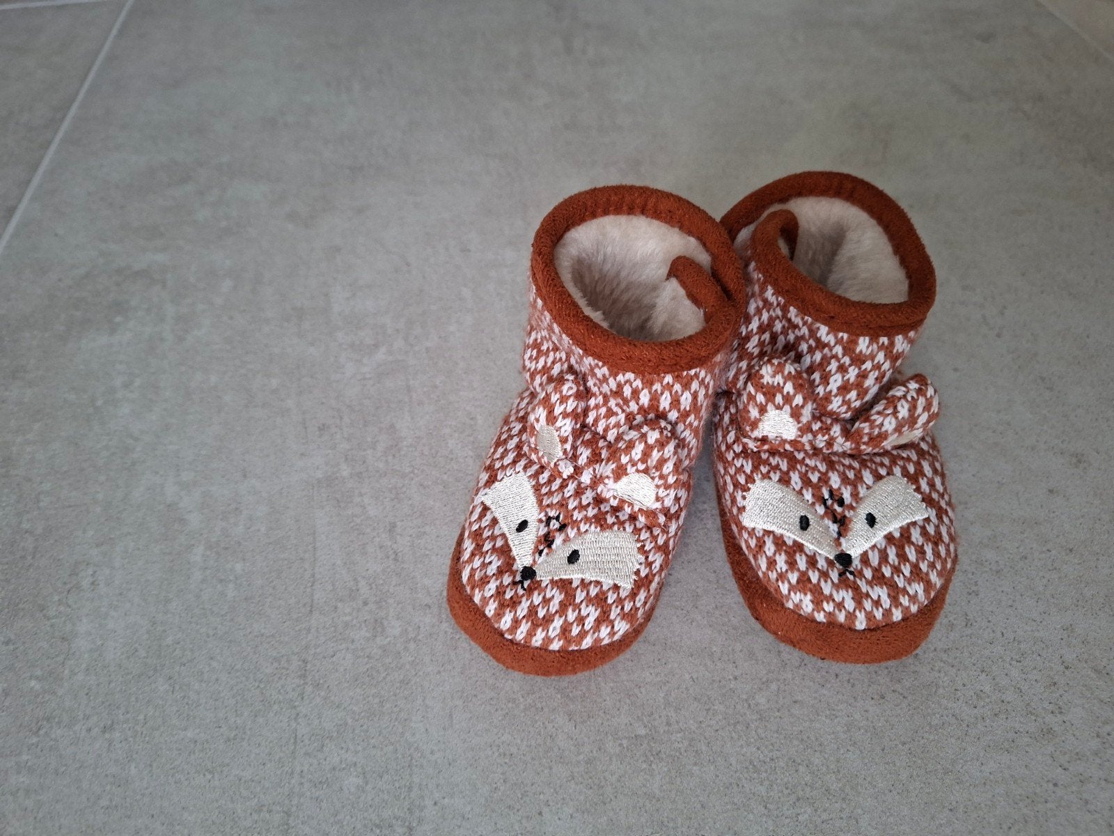 Slofjes - maat 21 met anti-slip met verlcro, Kinderen en Baby's, Kinderkleding | Schoenen en Sokken, Ophalen