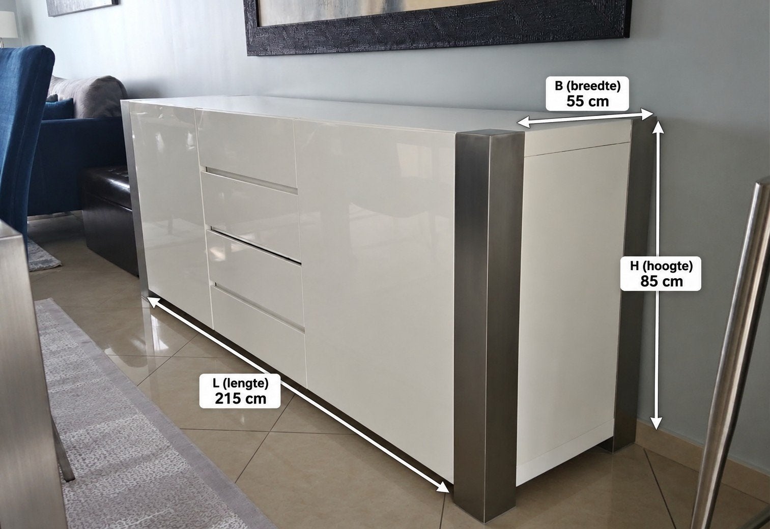 Modern wit dressoir met metalen details – Deba – €60, Huis en Inrichting, Ophalen