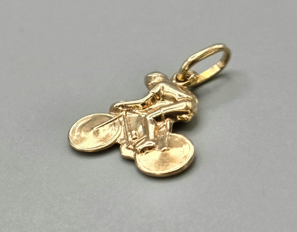 Pendentif cycliste vintage en or. 2026/584, Bijoux, Sacs & Beauté, Pendentifs, Enlèvement ou Envoi, Comme neuf, Or, Autres représentations