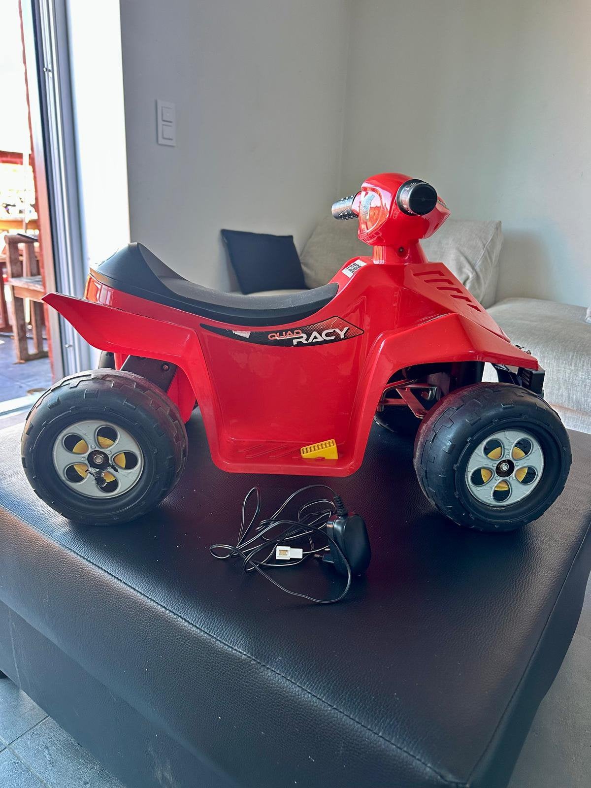 Quad électrique 6v 18mois a 3ans, Utilisé
