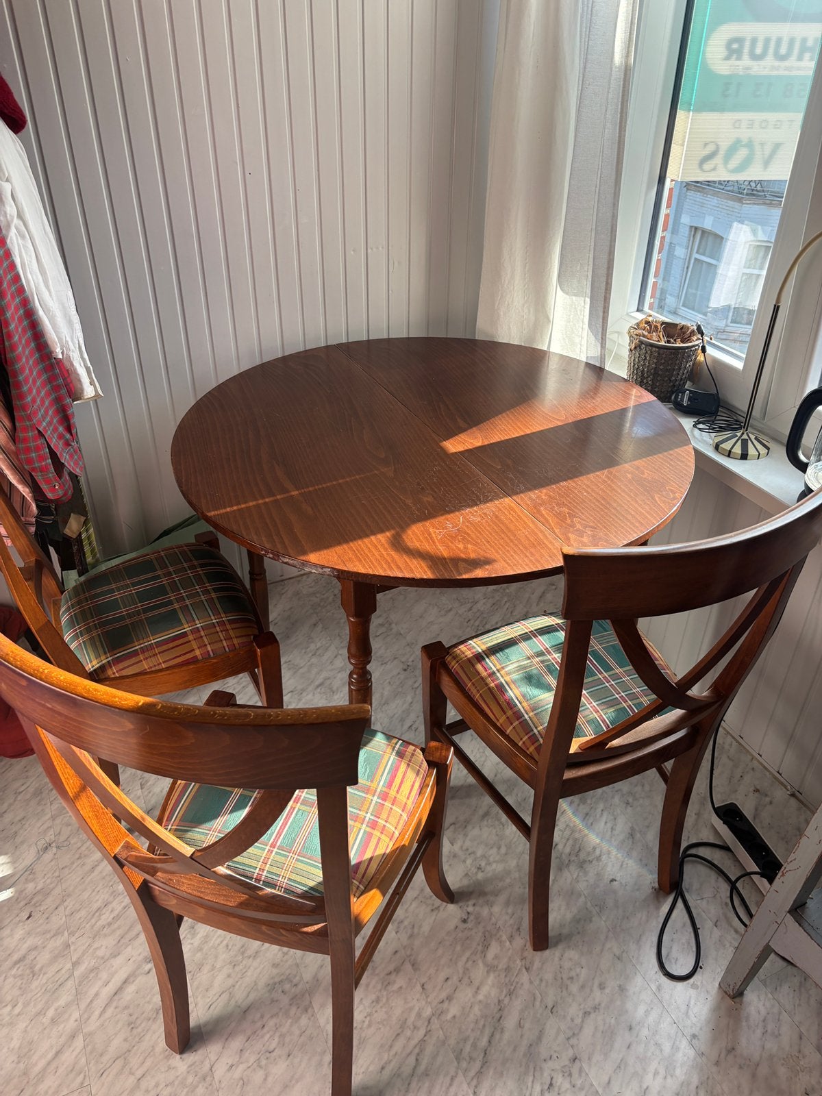 Tafel en drie stoelen, hout, Huis en Inrichting, Tafels | Eettafels, Ophalen, Zo goed als nieuw