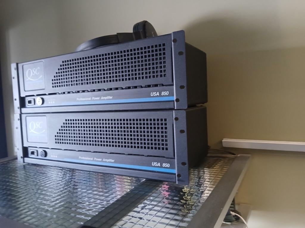 2 versterkers QSC 850, Audio, Tv en Foto, Professionele apparaten, Ophalen