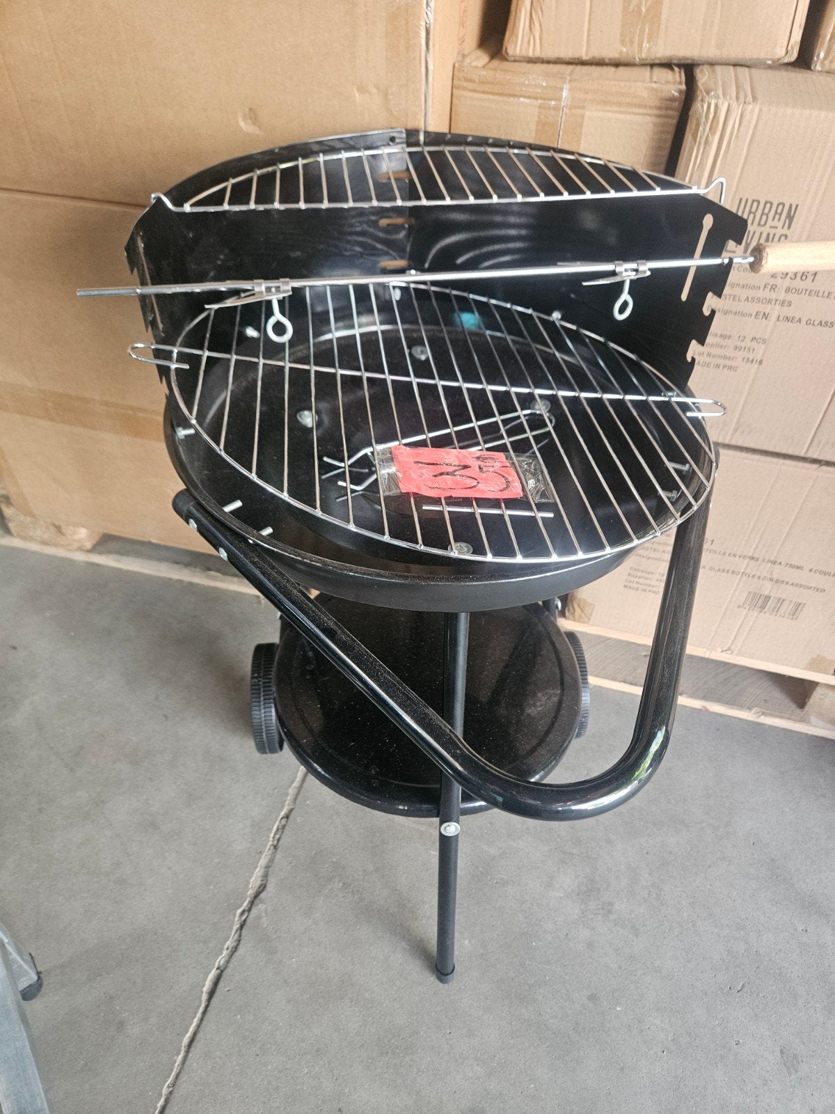 RONDE BARBECUE OP WIELEN — VRIJE RUIMTE