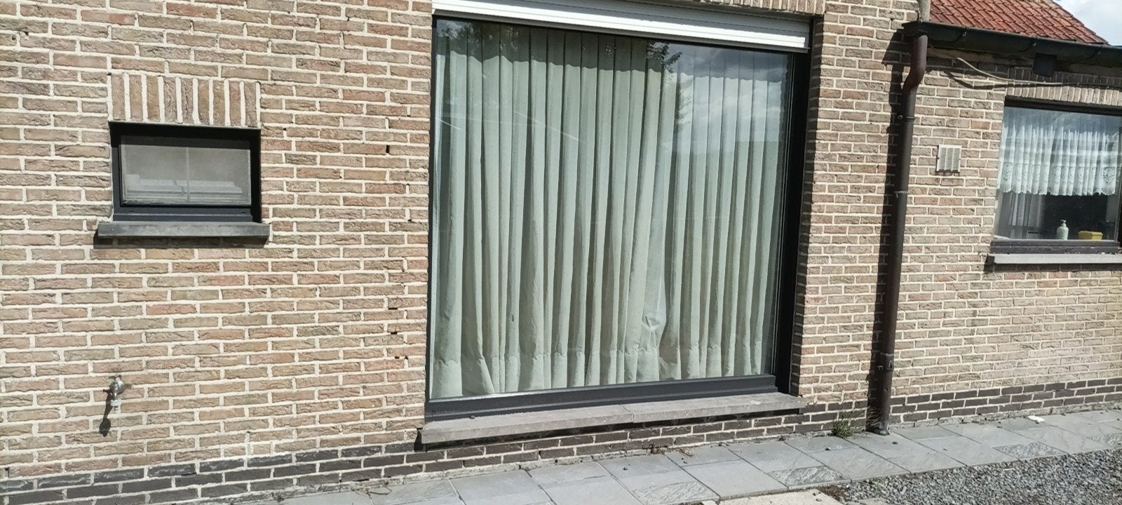vast pvc raam met dubbel glas, met rolluik kleur moeraseik ,, Ophalen, Kunststof, 150 tot 225 cm, Inclusief glas