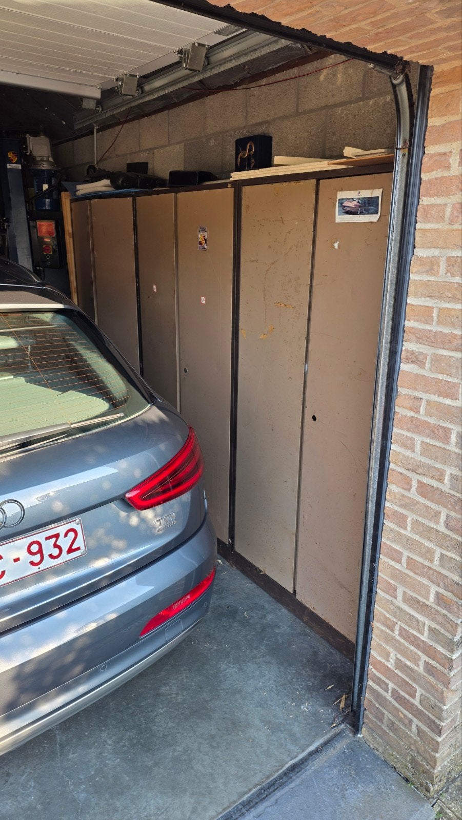 3 metalen kasten met telkens 3 leggers, Ophalen