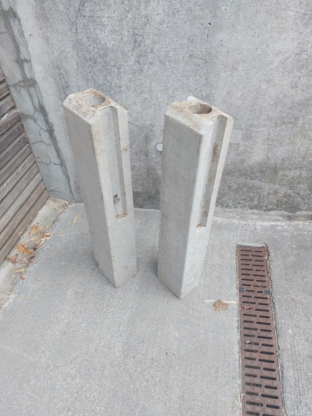 2 betonnen gleufpalen, Doe-het-zelf en Bouw, Metalen, Ophalen, Nieuw