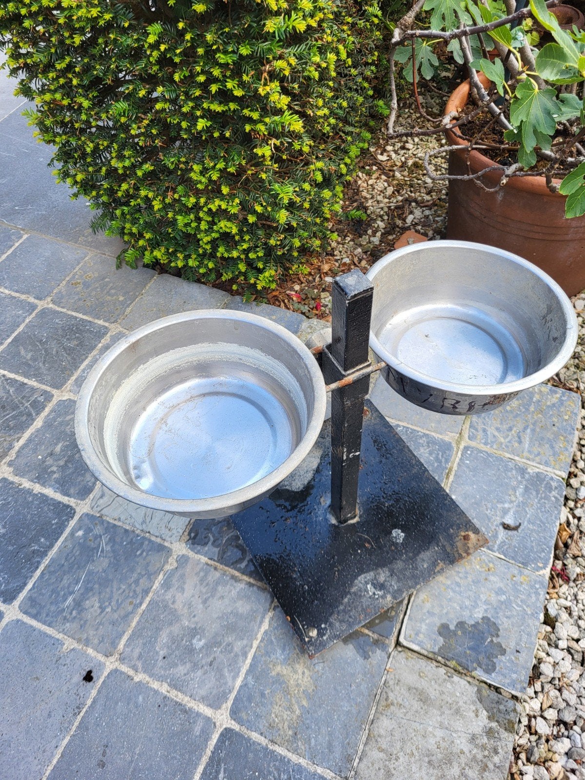 Verstelbare staander met voeder- & drinkpot voor de hond, Ophalen