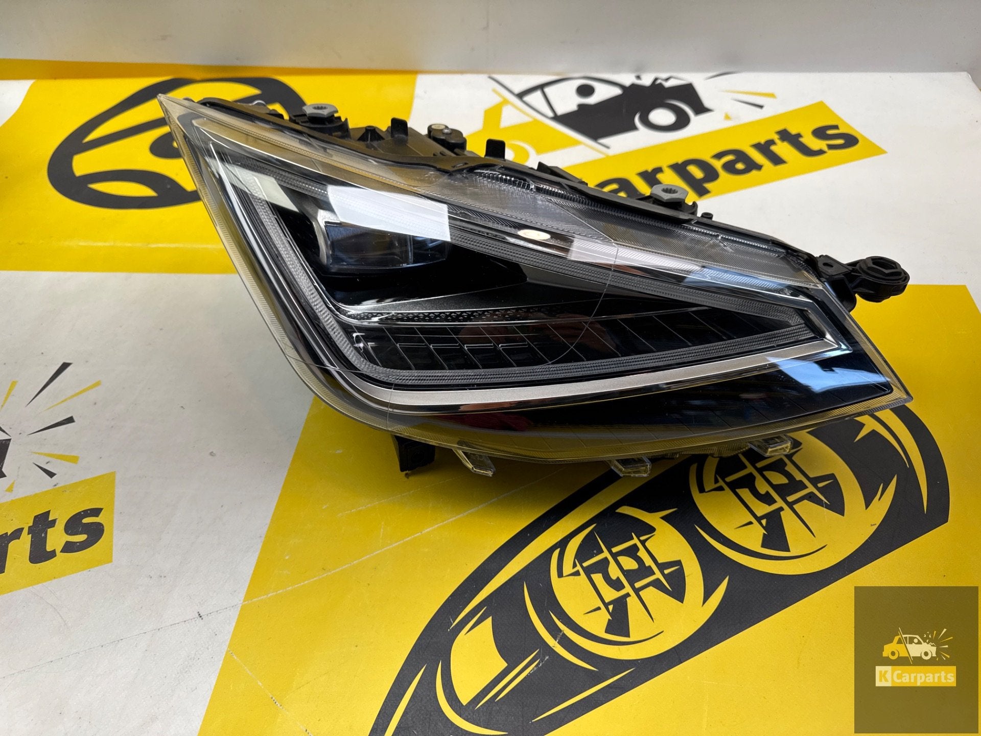 Seat Ibiza V Lift Arona Lift Full LED Koplamp Rechts 6F19410, Autovia A-2, Km 585 585
08760  Martorell, ES, SEAT S.A., Utilisé