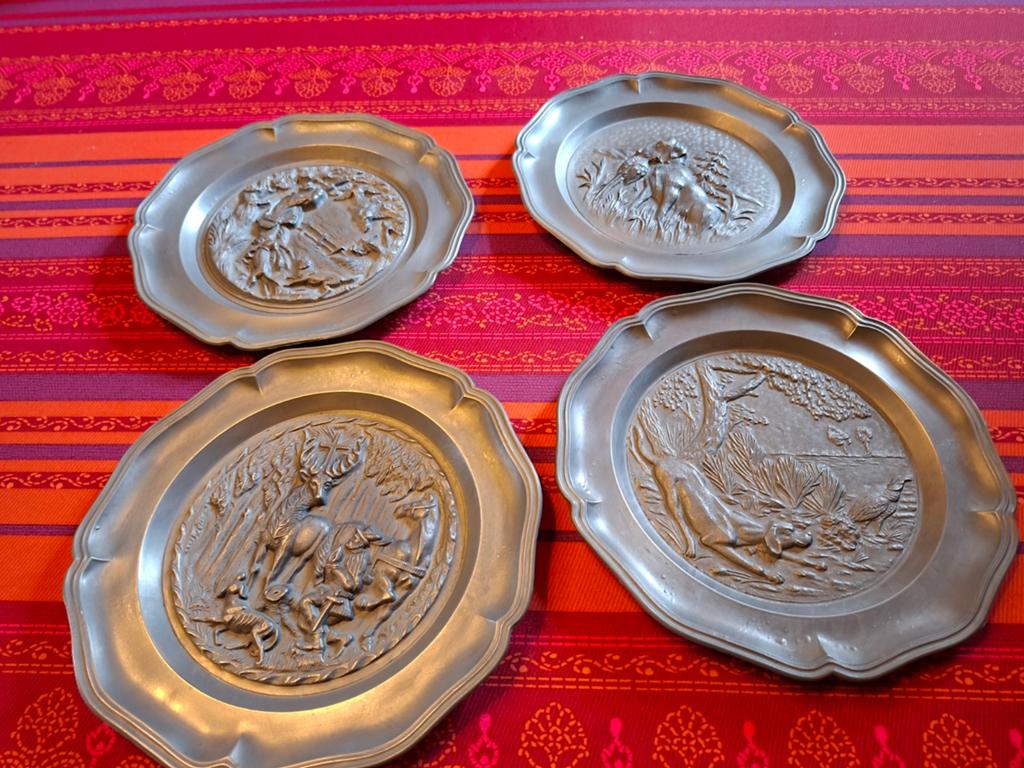 Assiette en étain (scène de chasse), Enlèvement