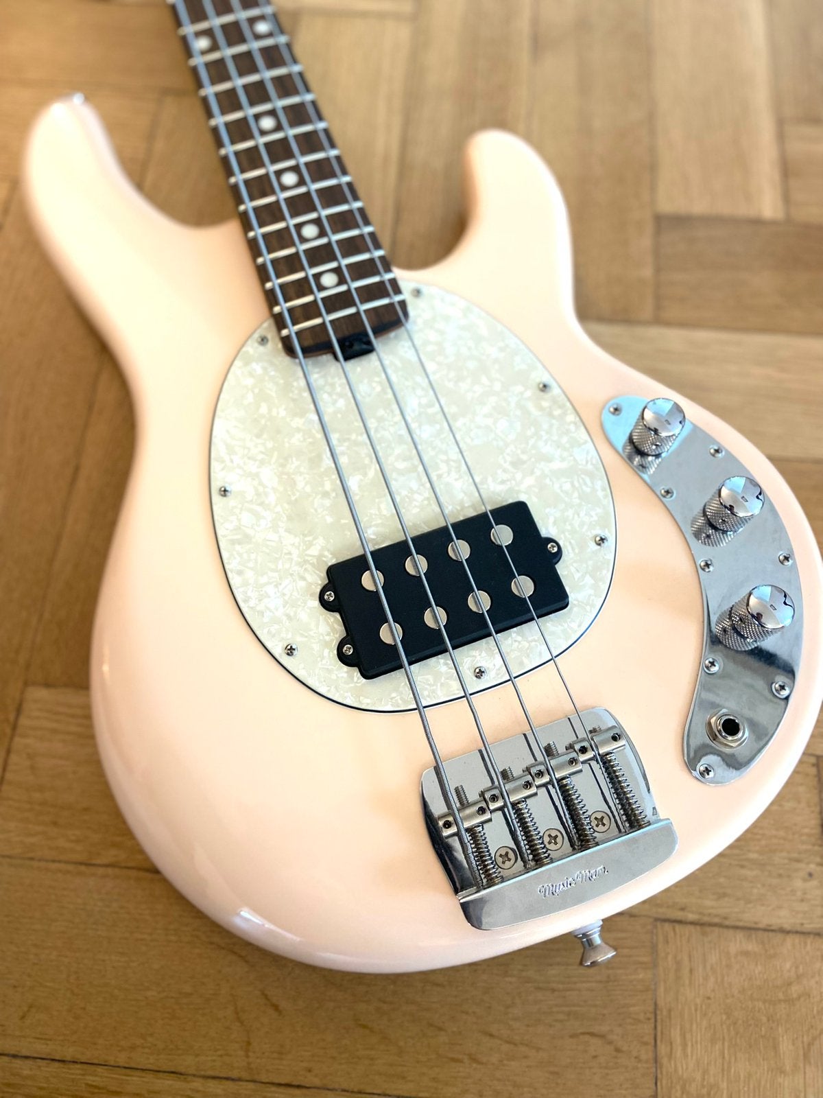 Musicman Stingray, échelle courte, Seashell, Musique & Instruments, Instruments à corde | Guitares | Basses, Enlèvement, Comme neuf