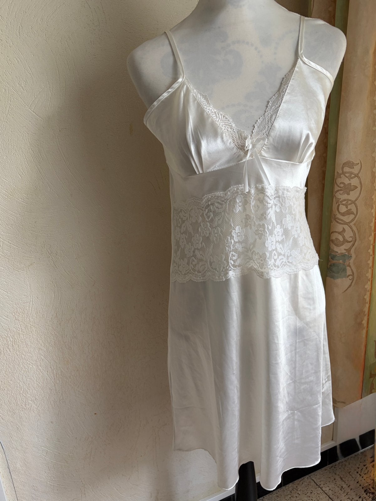 Combinaison Fond de Robe Nuisette Satinée avec Dentelle xl, Vêtements | Femmes, Sous-vêtements & Lingerie, Enlèvement ou Envoi