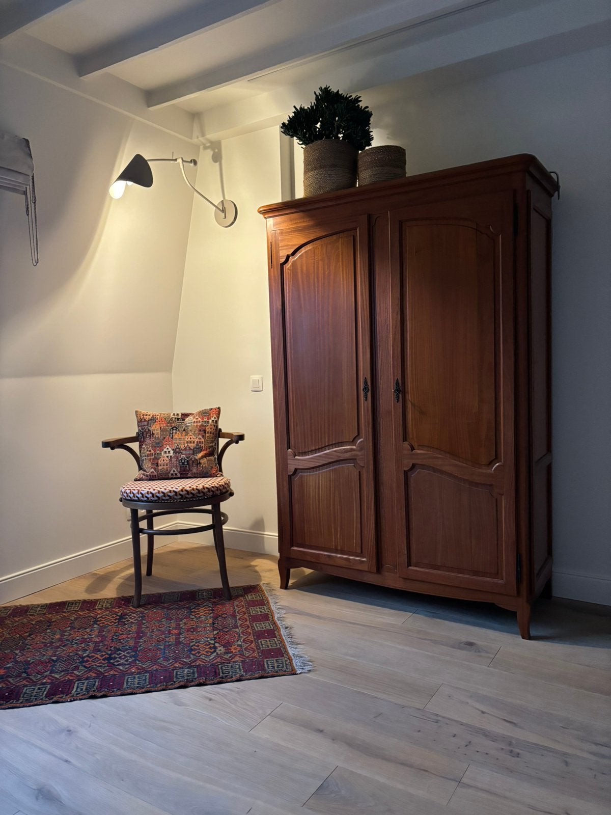 Prachtige kleerkast in hout, Antiek en Kunst, Ophalen