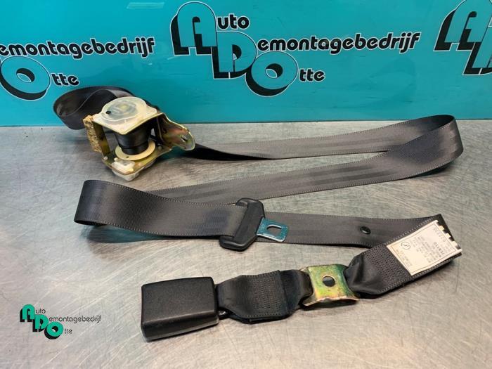 Ceinture de sécurité arrière centre d'un Lexus IS 200 (IS, -, 3 mois de garantie, Lexus, Utilisé