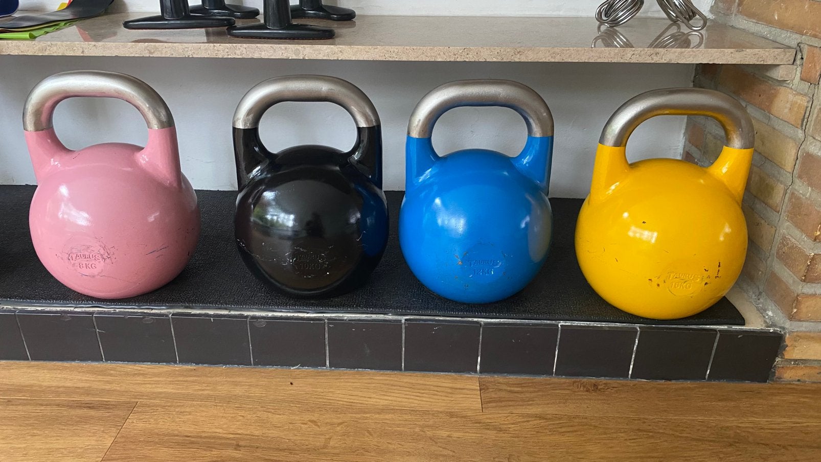Lot de 4 kettlebells TAURUS — 8, 10, 12 et 16 kg — 130 €, Enlèvement, Utilisé, Bras, Kettlebell
