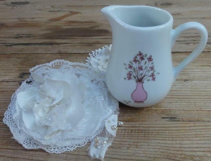 Frans wit porseleinen melkkannetje, roze vaasje, bloemen, Huis en Inrichting, Gebruikt, -, -, Overige typen