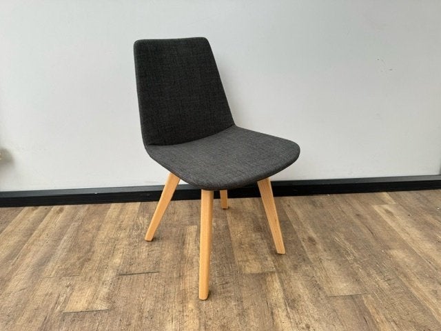 Antracieten stoel met een houten frame, Ophalen of Verzenden, Hout