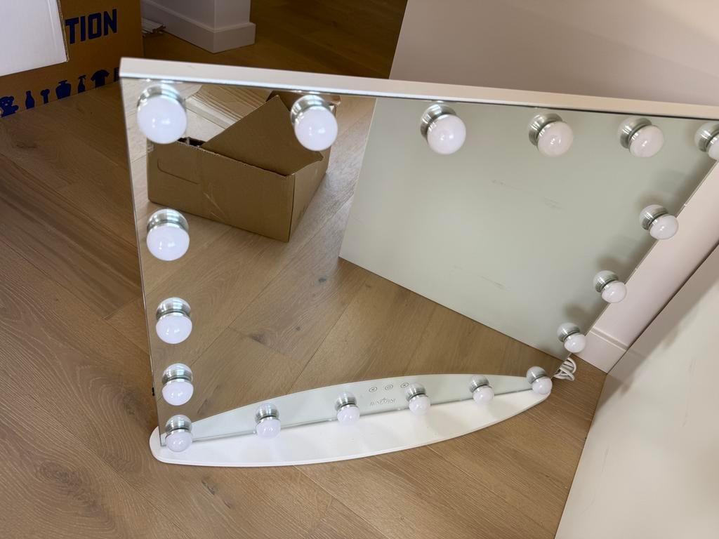 Luxfurni vanity make uo spiegel met led lichten, Handtassen en Accessoires, Uiterlijk | Cosmetica en Make-up, Ophalen, Zo goed als nieuw